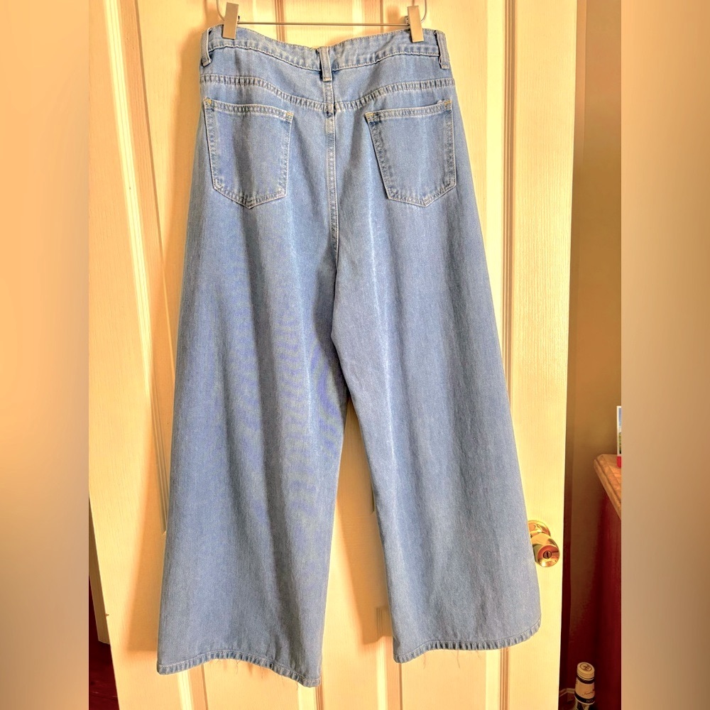 EUC- High Waist Women's wide leg Jeans with double button wore once very cute! - Picture 7 of 14